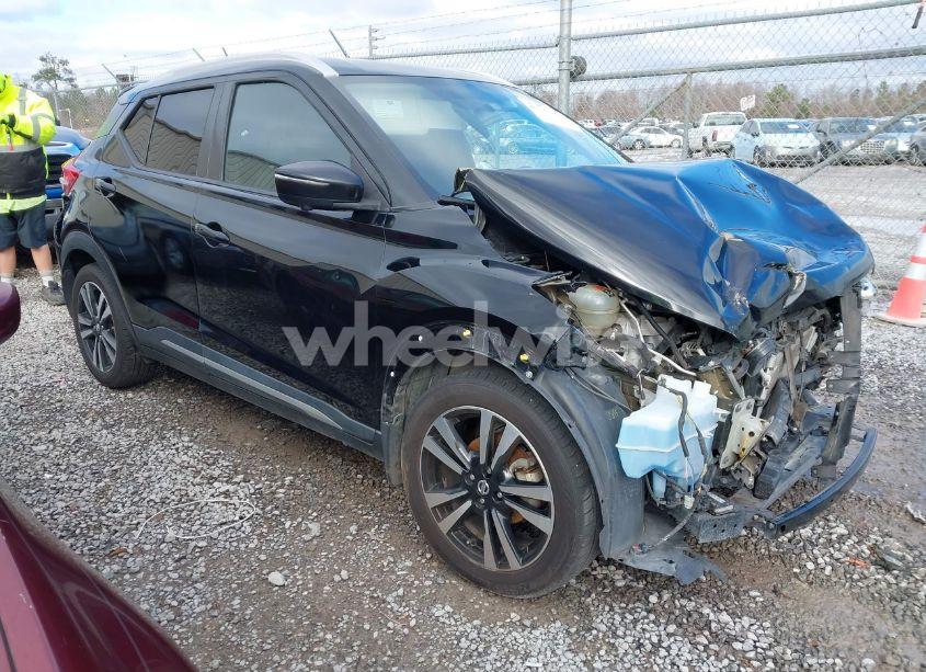 2018 Nissan Kicks SR (VIN 3N1CP5CU7JL499441) main photo