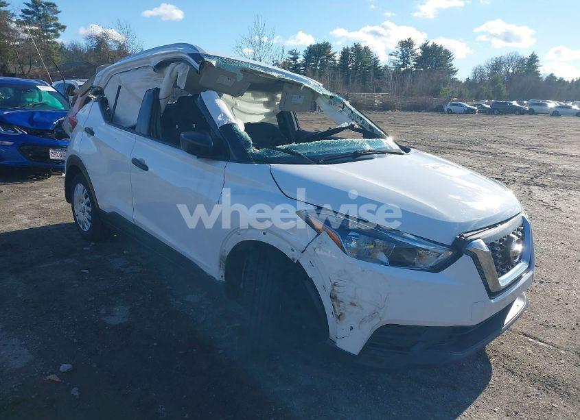 2018 Nissan Kicks S (VIN 3N1CP5CU7JL532647) main photo