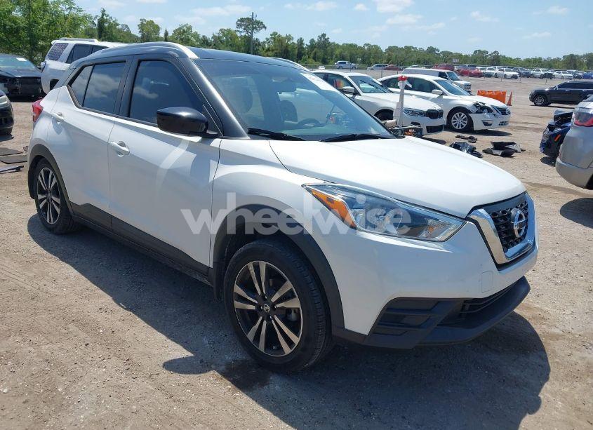 2018 Nissan Kicks SV (VIN 3N1CP5CU7JL543146) main photo