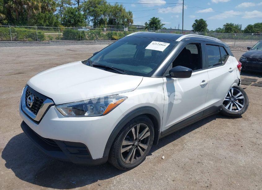 Photo 2 of 2018 Nissan Kicks SV (VIN 3N1CP5CU7JL543146)
