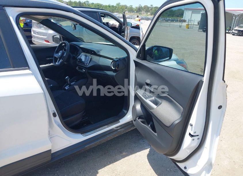 Photo 5 of 2018 Nissan Kicks SV (VIN 3N1CP5CU7JL543146)