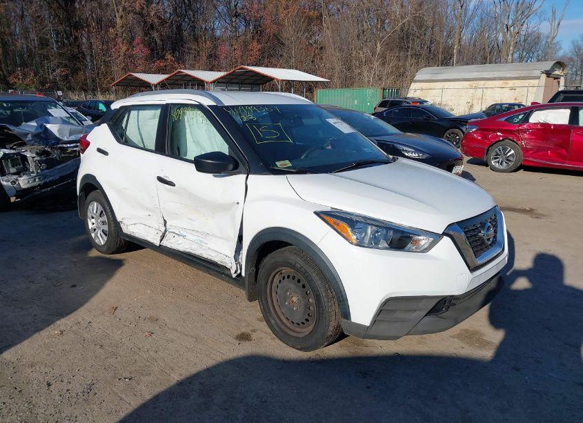 2019 Nissan Kicks S (VIN 3N1CP5CU7KL522718) main photo