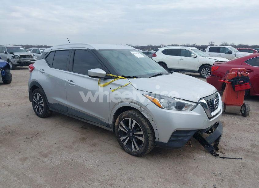 2019 Nissan Kicks SV (VIN 3N1CP5CU7KL544735) main photo