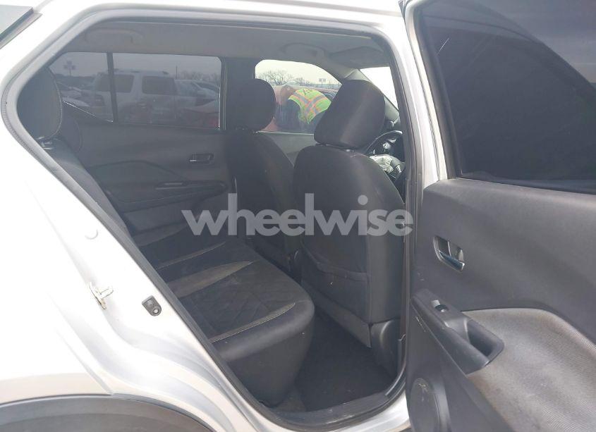 Photo 8 of 2019 Nissan Kicks SV (VIN 3N1CP5CU7KL544735)