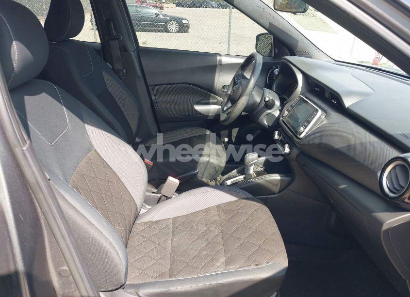 Photo 5 of 2019 Nissan Kicks SV (VIN 3N1CP5CU7KL551975)