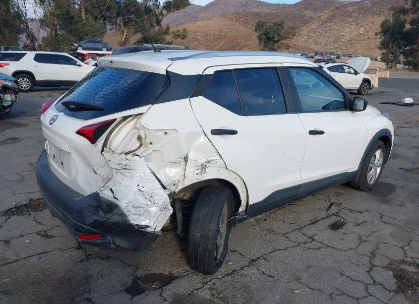 Photo 4 of 2019 Nissan Kicks S (VIN 3N1CP5CU7KL557078)