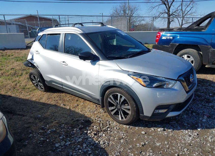 2019 Nissan Kicks SR (VIN 3N1CP5CU7KL561275) main photo