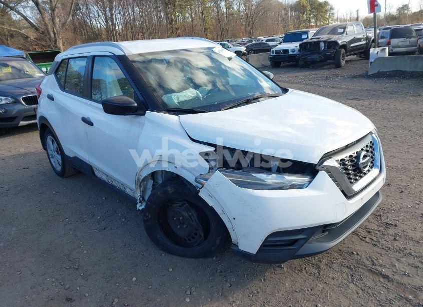 2018 Nissan Kicks S (VIN 3N1CP5CU8JL514013) main photo