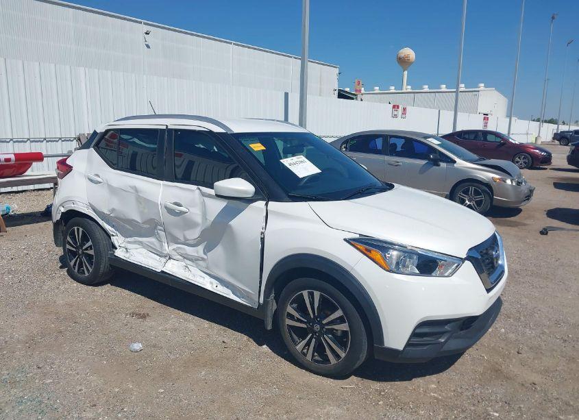 2018 Nissan Kicks SV (VIN 3N1CP5CU8JL530406) main photo