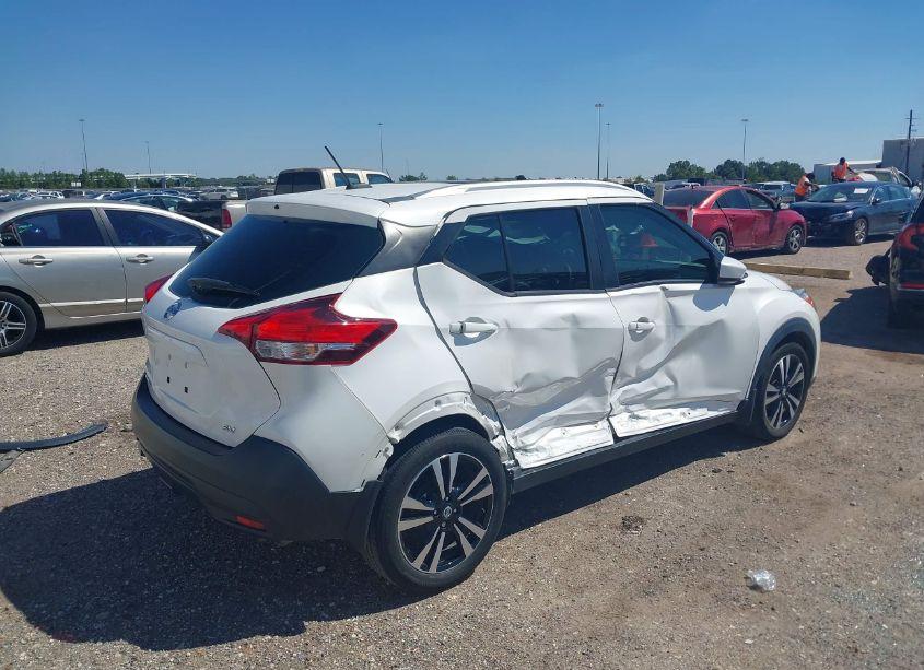 Photo 4 of 2018 Nissan Kicks SV (VIN 3N1CP5CU8JL530406)