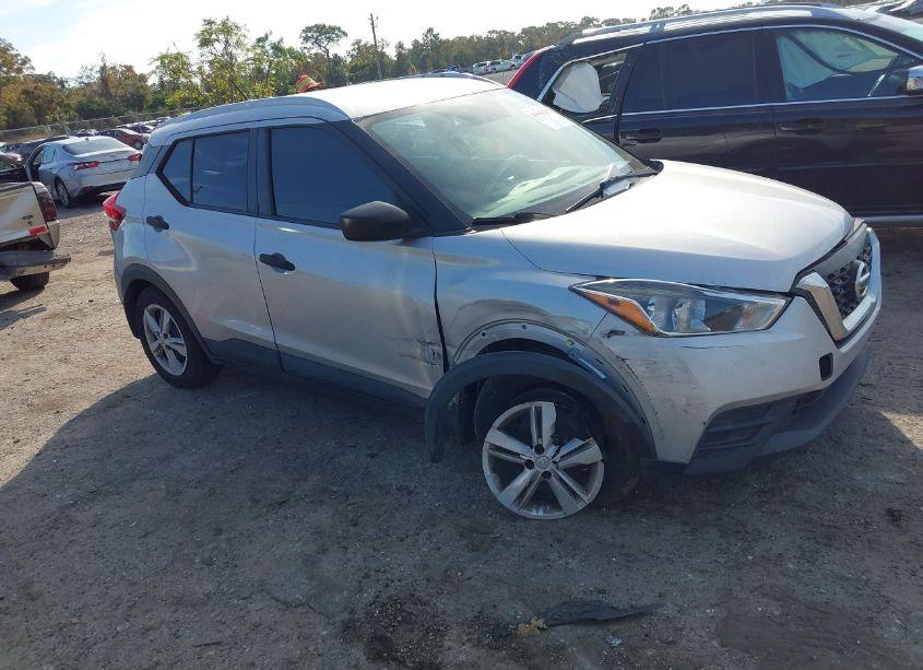 2019 Nissan Kicks S (VIN 3N1CP5CU8KL532674) main photo