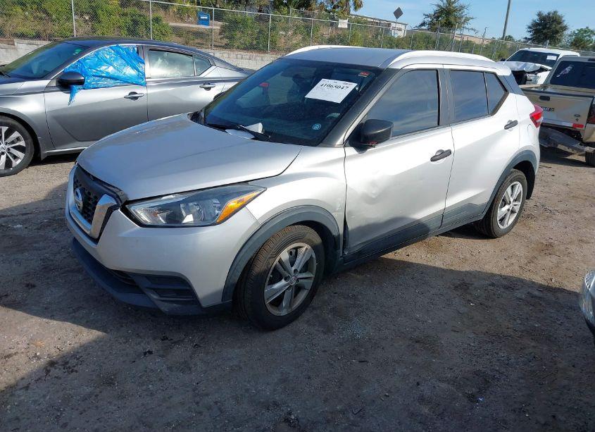 Photo 2 of 2019 Nissan Kicks S (VIN 3N1CP5CU8KL532674)