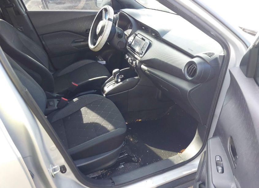 Photo 5 of 2019 Nissan Kicks S (VIN 3N1CP5CU8KL532674)