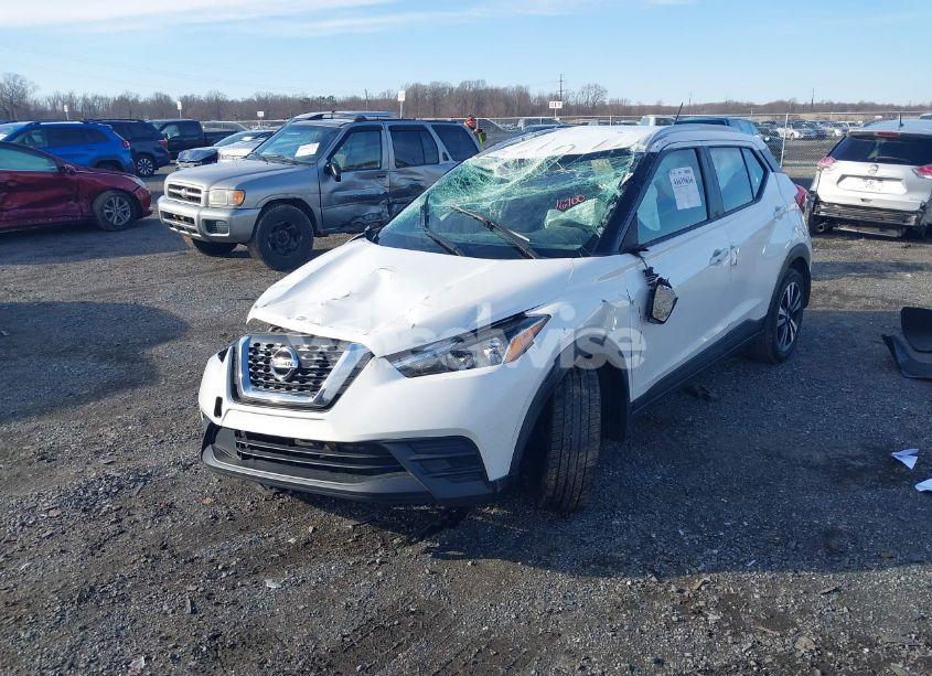 Photo 2 of 2018 Nissan Kicks SV (VIN 3N1CP5CU9JL531323)