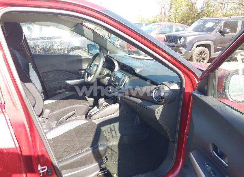 Photo 5 of 2018 Nissan Kicks SV (VIN 3N1CP5CU9JL537106)