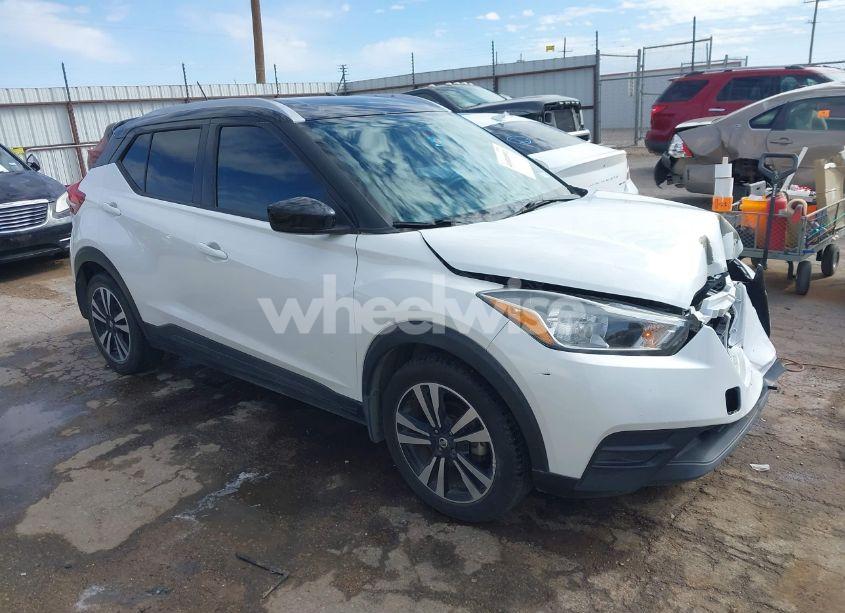 2018 Nissan Kicks SV (VIN 3N1CP5CU9JL539387) main photo