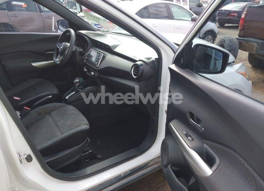 Photo 5 of 2018 Nissan Kicks SV (VIN 3N1CP5CU9JL539387)