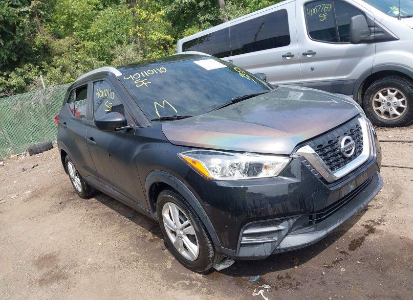 2019 Nissan Kicks S (VIN 3N1CP5CU9KL470525) main photo