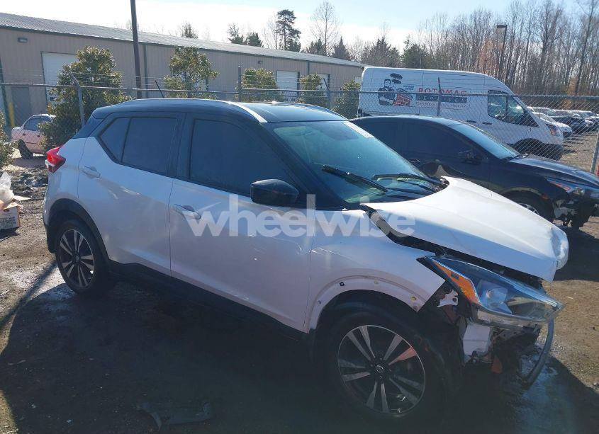 2018 Nissan Kicks SV (VIN 3N1CP5CUXJL522288) main photo