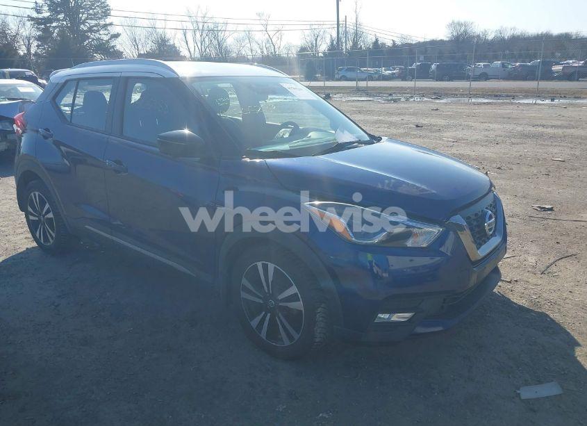 2018 Nissan Kicks SR (VIN 3N1CP5CUXJL525112) main photo