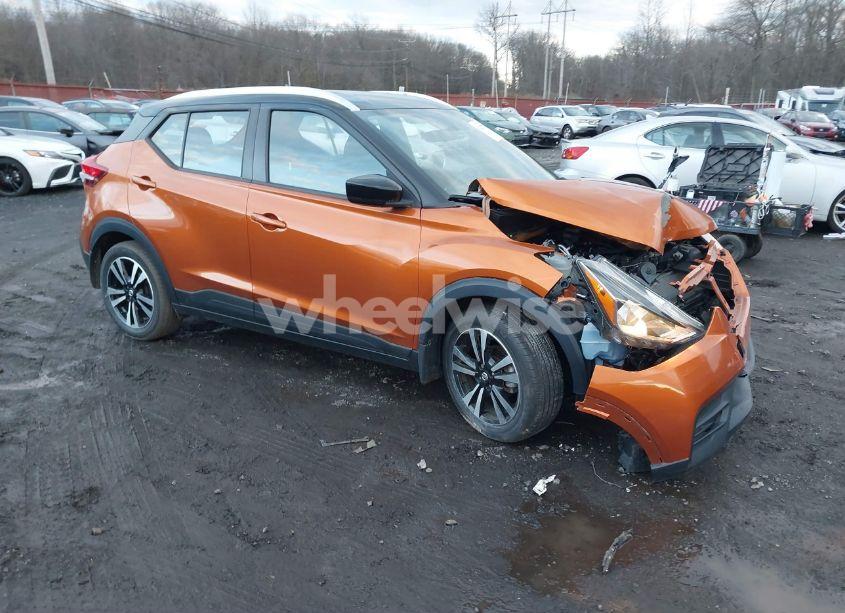 2018 Nissan Kicks SV (VIN 3N1CP5CUXJL526793) main photo