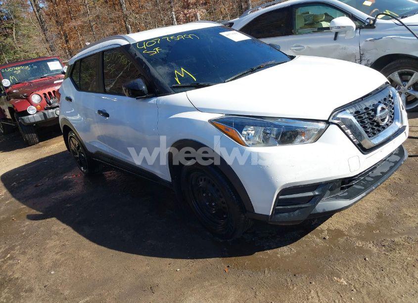 2018 Nissan Kicks S (VIN 3N1CP5CUXJL531685) main photo