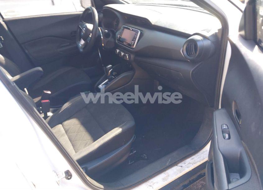 Photo 5 of 2018 Nissan Kicks S (VIN 3N1CP5CUXJL531685)