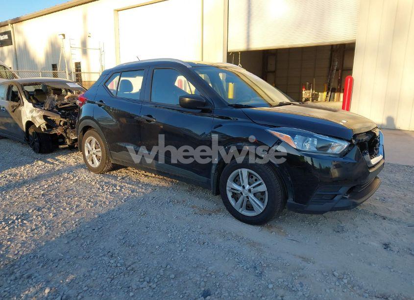 2018 Nissan Kicks S (VIN 3N1CP5CUXJL533646) main photo