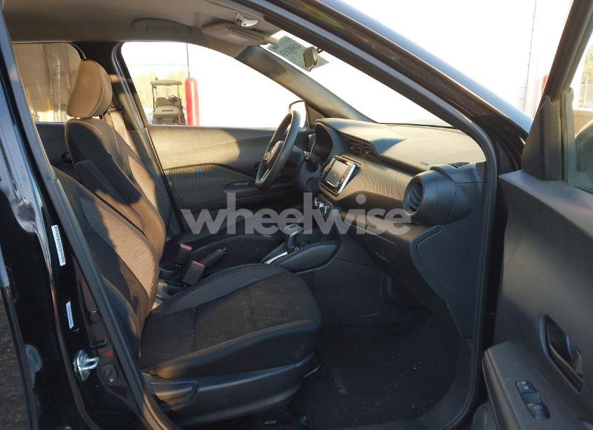 Photo 5 of 2018 Nissan Kicks S (VIN 3N1CP5CUXJL533646)