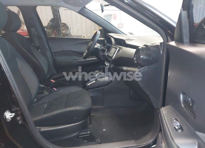 Photo 5 of 2019 Nissan Kicks S (VIN 3N1CP5CUXKL470758)