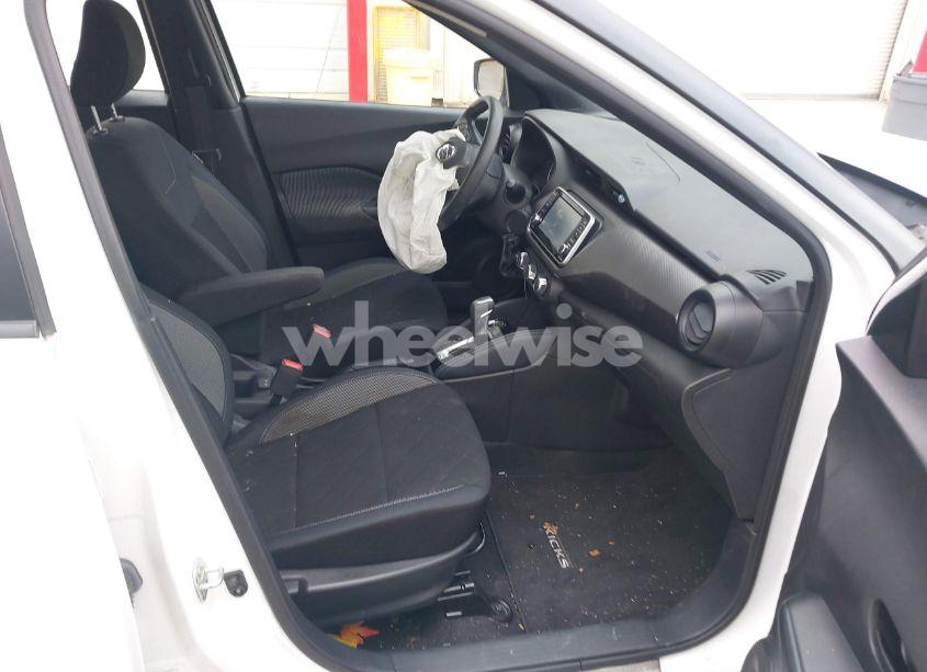 Photo 5 of 2019 Nissan Kicks S (VIN 3N1CP5CUXKL506254)