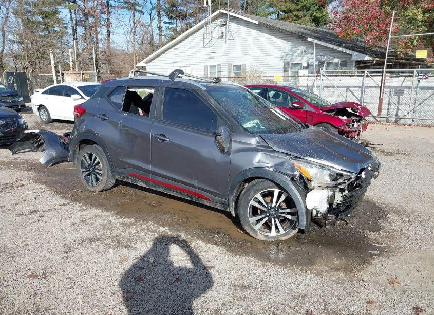 2019 Nissan Kicks SV (VIN 3N1CP5CUXKL506996) main photo