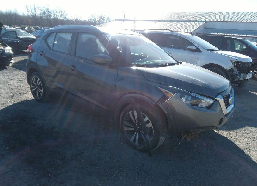 2019 Nissan Kicks SV (VIN 3N1CP5CUXKL557950) main photo