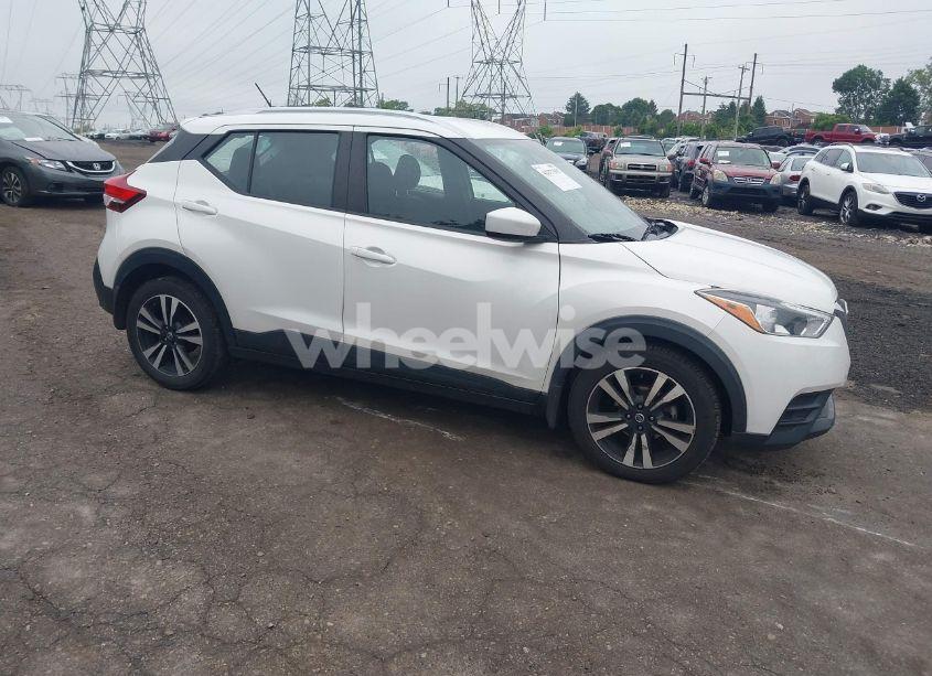 2020 Nissan Kicks SV XTRONIC CVT (VIN 3N1CP5CV0LL556932) main photo