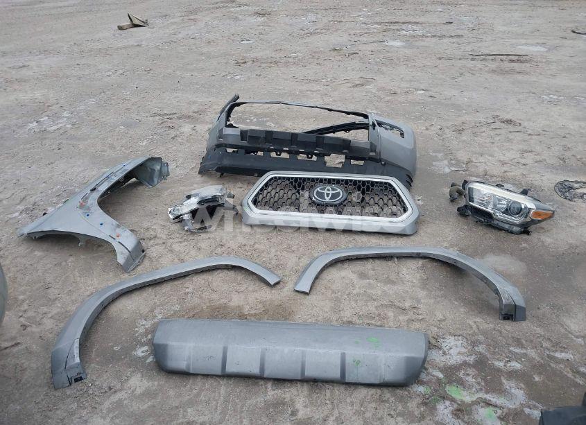 Photo 12 of 2018 Toyota Tacoma (VIN 3TMAZ5CN0JM058249)