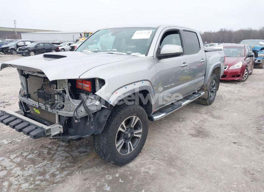 Photo 2 of 2018 Toyota Tacoma (VIN 3TMAZ5CN0JM058249)