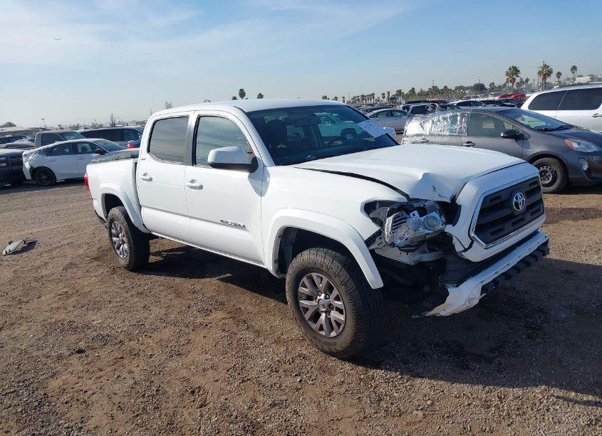 2017 Toyota Tacoma SR5 V6 (VIN 3TMAZ5CN3HM027832) main photo