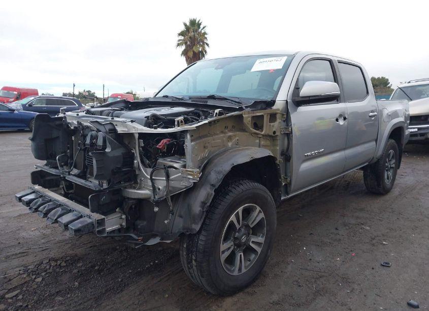 Photo 2 of 2018 Toyota Tacoma (VIN 3TMAZ5CN5JM055914)
