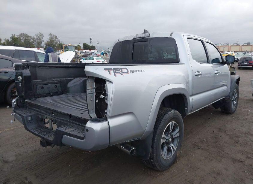 Photo 4 of 2018 Toyota Tacoma (VIN 3TMAZ5CN5JM055914)