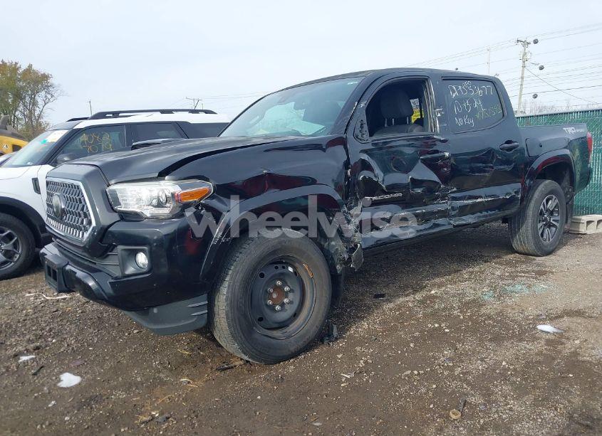 Photo 2 of 2018 Toyota Tacoma TRD SPORT (VIN 3TMAZ5CN6JM055632)