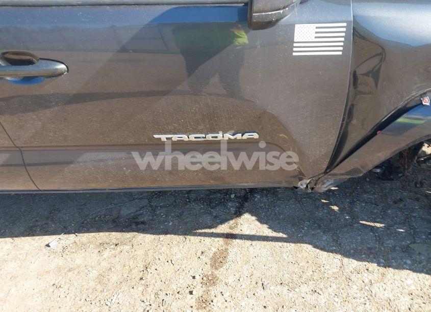 Photo 16 of 2018 Toyota Tacoma SR5 V6 (VIN 3TMAZ5CN6JM069319)