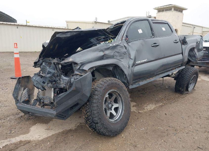 Photo 2 of 2018 Toyota Tacoma SR5 V6 (VIN 3TMAZ5CN7JM068289)
