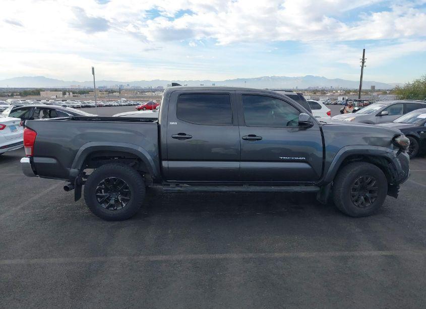 Photo 13 of 2017 Toyota Tacoma SR5 V6 (VIN 3TMAZ5CNXHM042327)