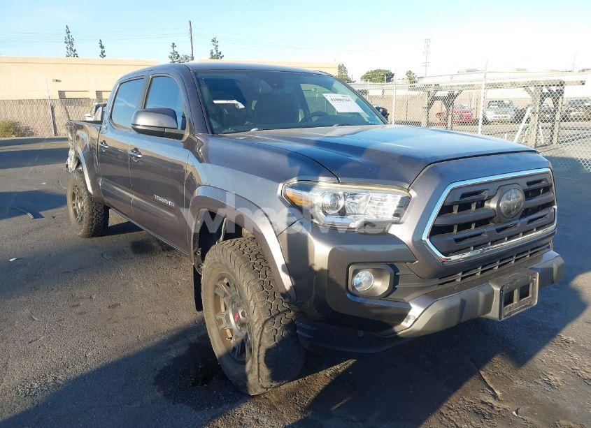 2018 Toyota Tacoma SR5 (VIN 3TMBZ5DNXJM015766) main photo