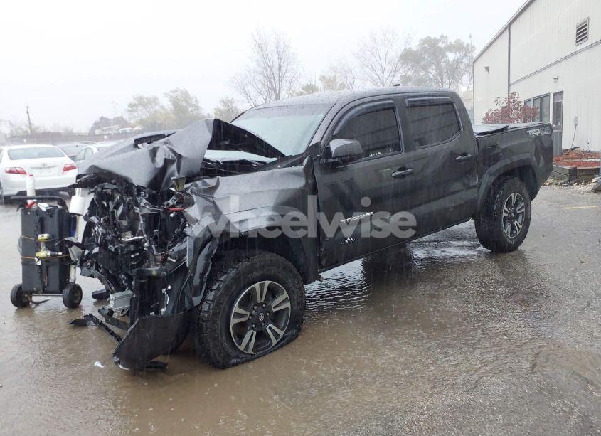 Photo 2 of 2017 Toyota Tacoma TRD SPORT (VIN 3TMCZ5AN0HM076210)