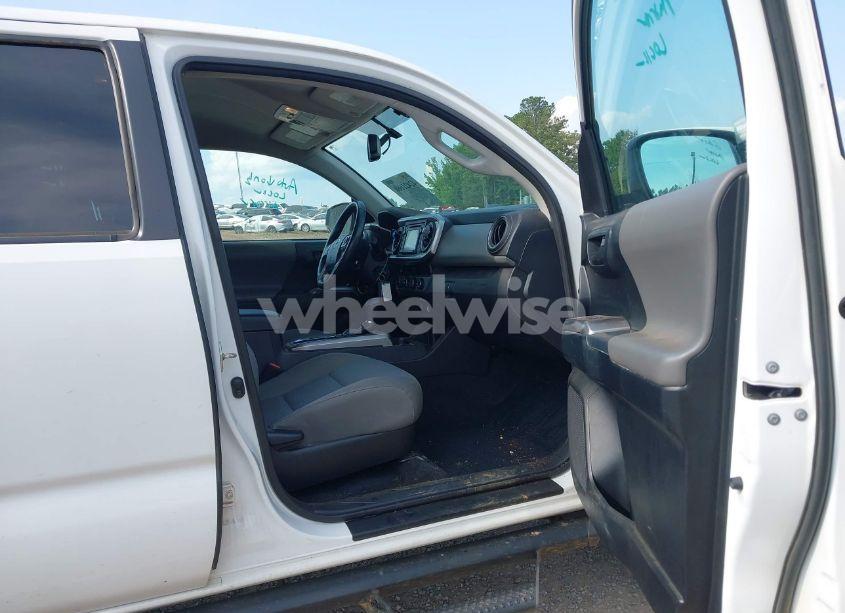 Photo 5 of 2017 Toyota Tacoma SR5 V6 (VIN 3TMCZ5AN1HM063580)