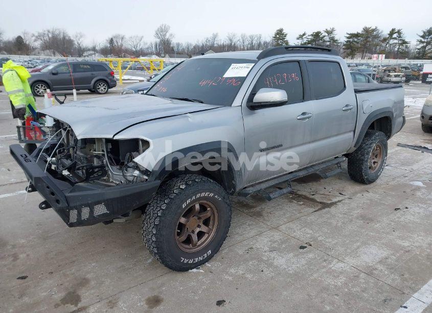 Photo 2 of 2018 Toyota Tacoma TRD OFF ROAD (VIN 3TMCZ5AN1JM135996)