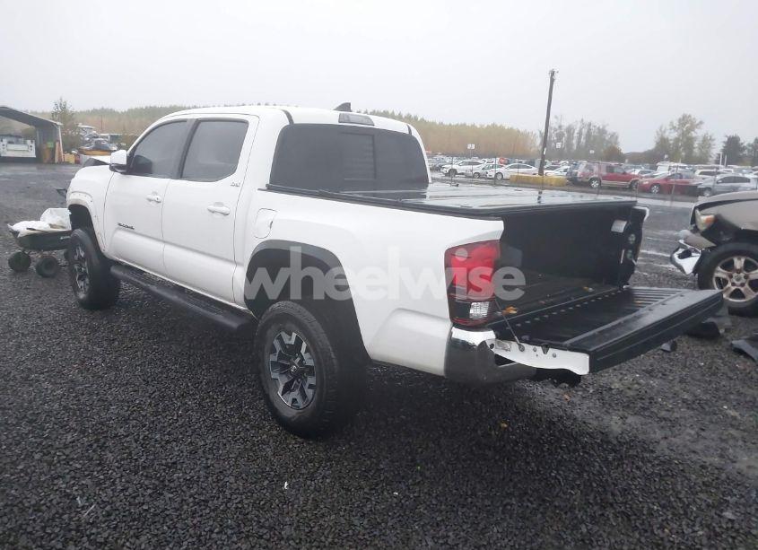 Photo 3 of 2018 Toyota Tacoma SR5 V6 (VIN 3TMCZ5AN1JM188181)