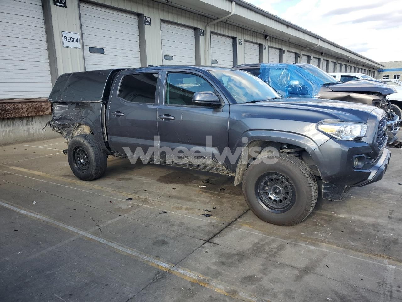 Photo 4 of 2022 TOYOTA TACOMA DOUBLE CAB (VIN 3TMCZ5AN1NM487322)