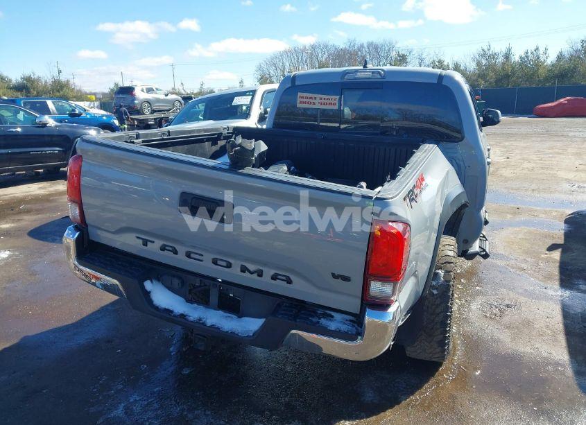 Photo 4 of 2018 Toyota Tacoma DBL CAB/SR/TRDSPT/OR/PRO (VIN 3TMCZ5AN2JM162169)